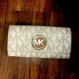 WOMEN’S MICHAEL KORS VANILLA/ACORN LARGE WALLET.